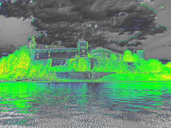 Spectral image of a castle by a river; vegetation appears green, while other objects are shades of gray